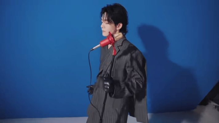 芭莎男士曾舜晞五月刊封面 他在封面里的眼神是不一样的。白西装那套看得远一些，像在