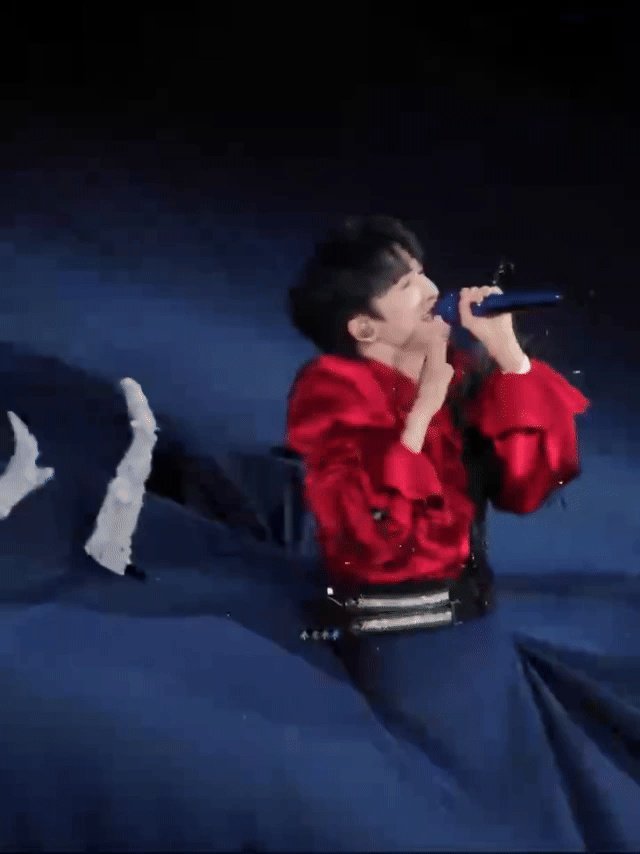 魔性伴舞+臭鳜鱼即兴梗双暴击！周深可爱到犯规，全程稳控表情不崩脸，这憋笑功力绝了