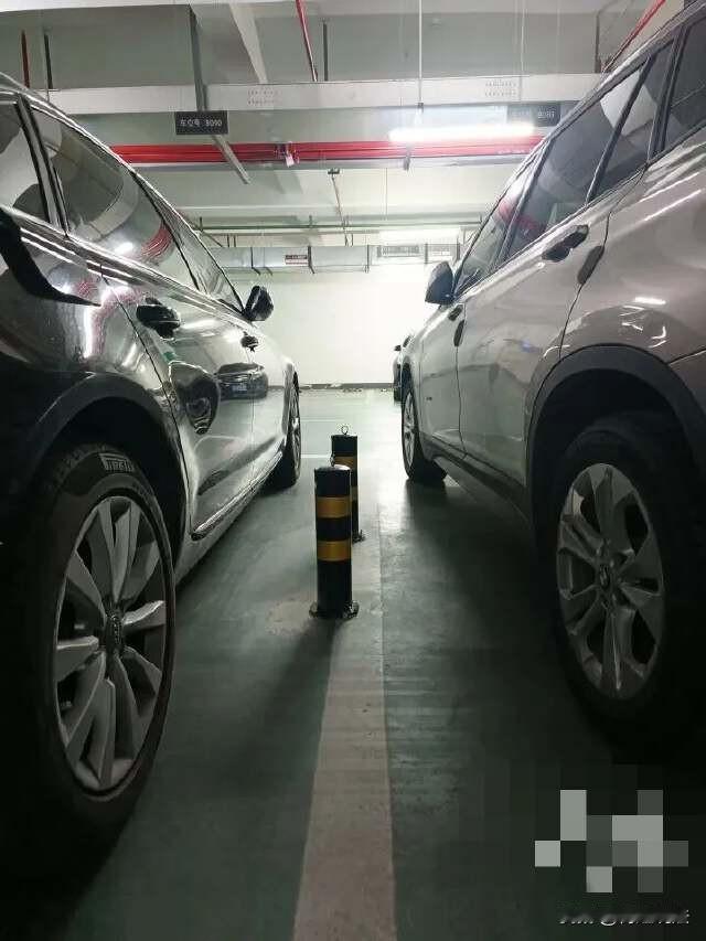 他奥迪被撞了，关我宝马什么事？！浙江杭州，女子的车位旁突然竖起了两根金属立柱，让