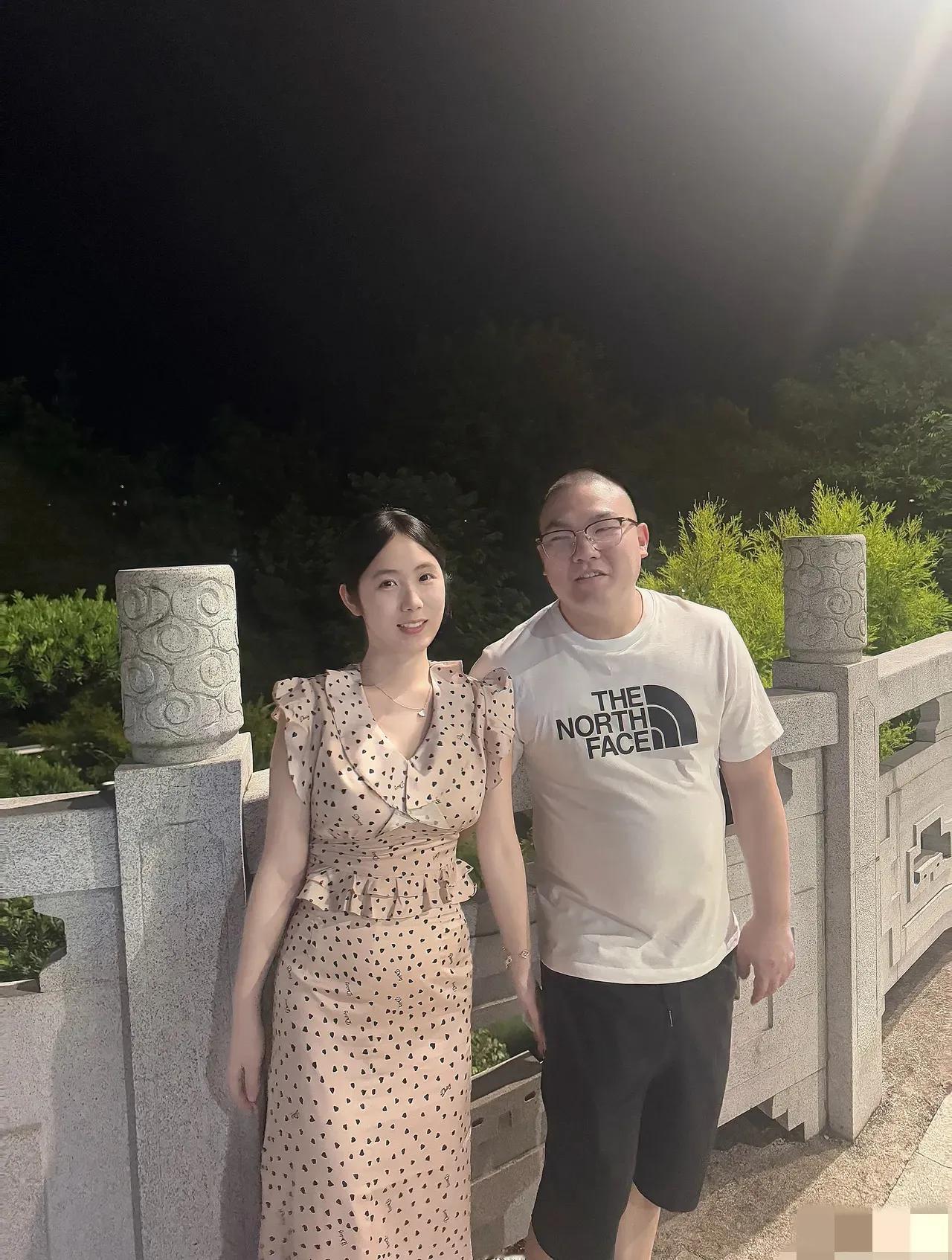 网友:
奇怪！为啥好看的女人找的老公都不怎么好看！男人的颜值真不重要吗？[wha