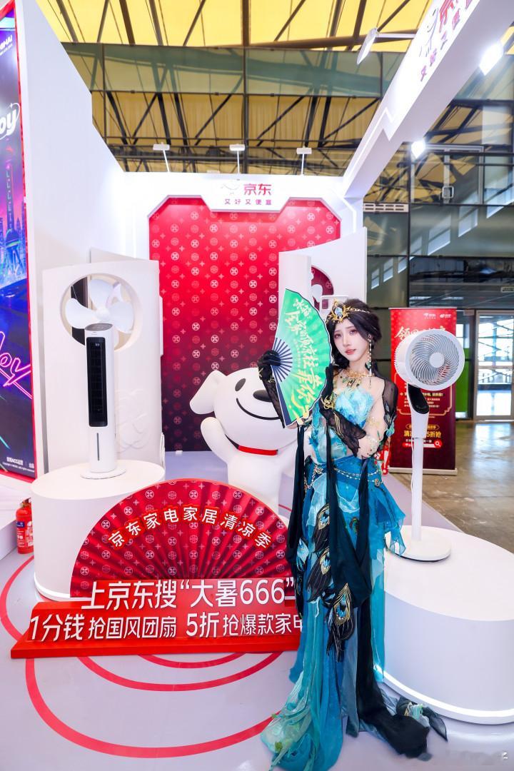 今年CJ热晕了全靠这把扇子救命 大伙周末在CJ凑热闹，记得做好防暑！听说E4馆M