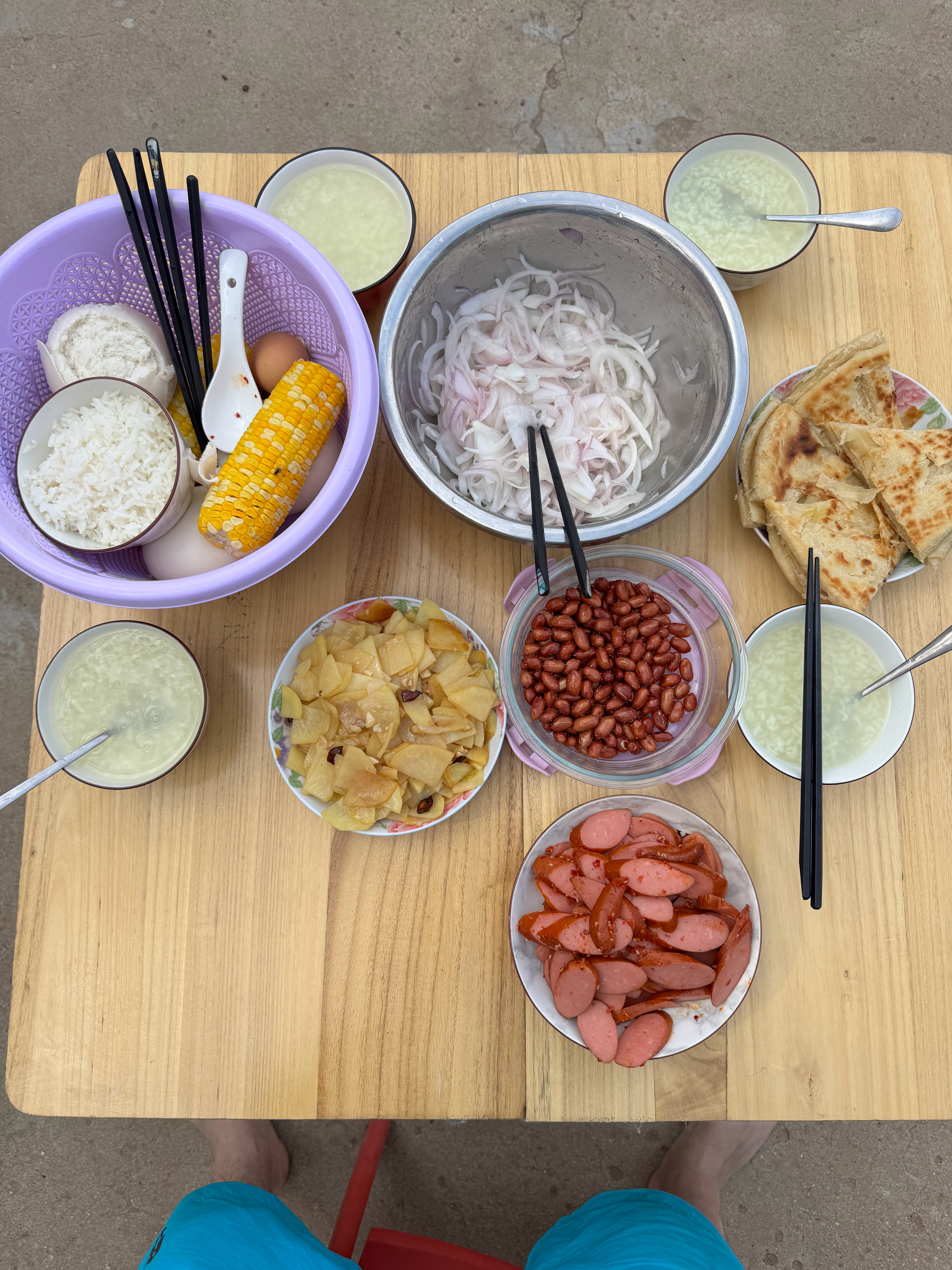 早餐：凉拌洋葱、炒花生米、煎饼、香肠、炒土豆片、烙油饼，这菜中不中 ​​​