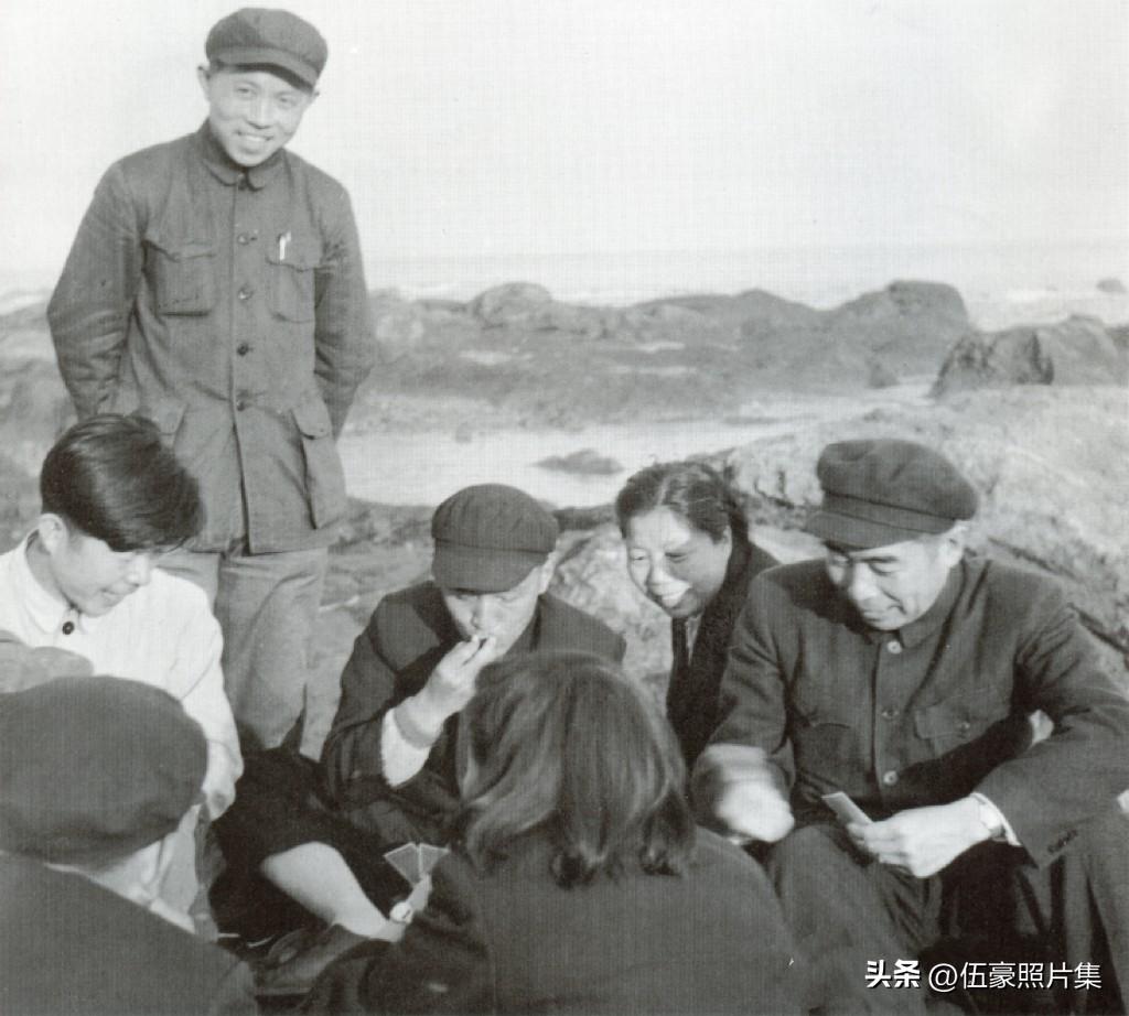 1951年春，周恩来和邓颖超在大连公园和工作人员打牌的老照片。1951年5月13