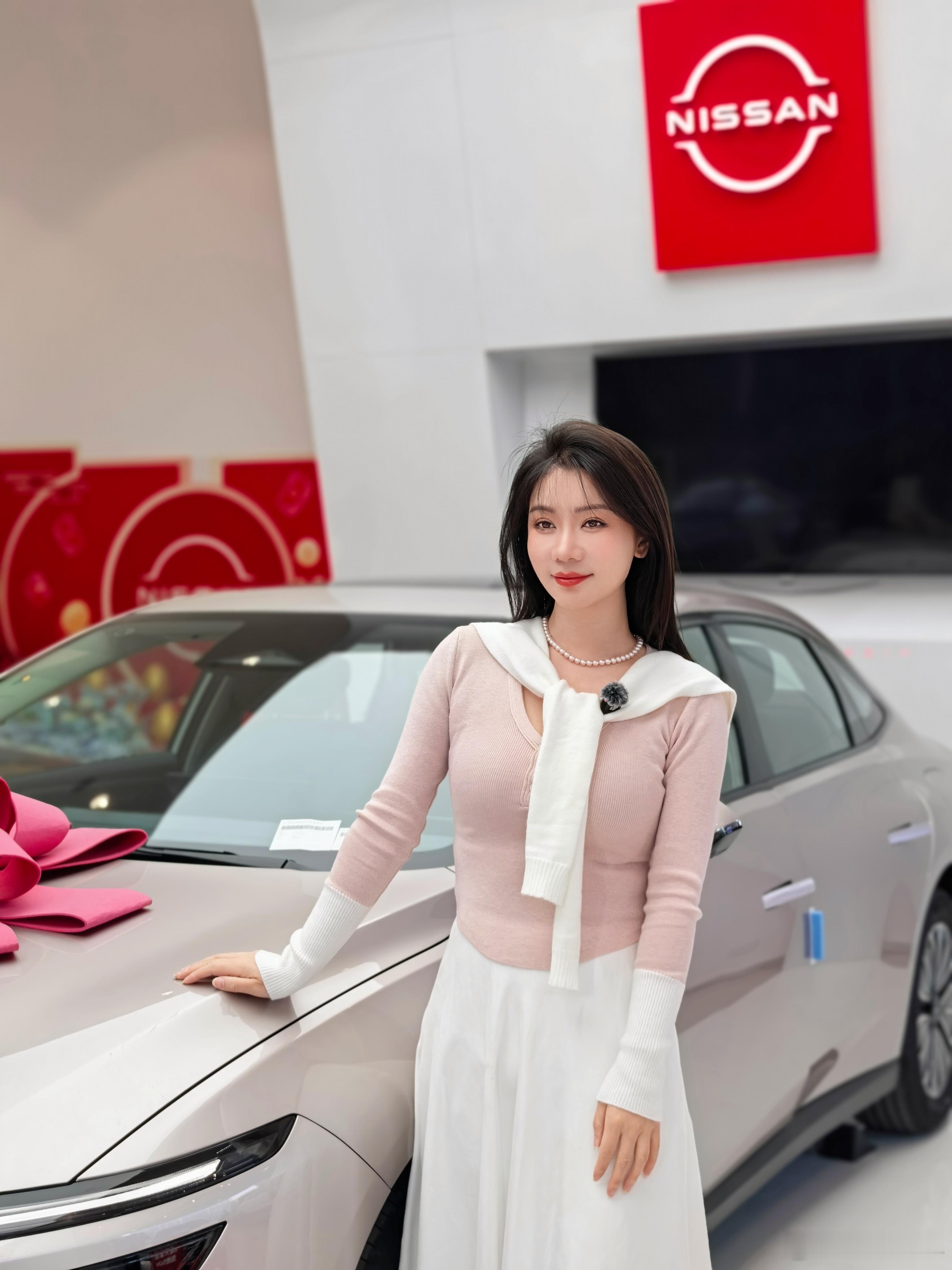 东风日产n6主驾AI零压云毯座椅，坐着也太舒服了，能稳稳托住你的身体，它还带了按