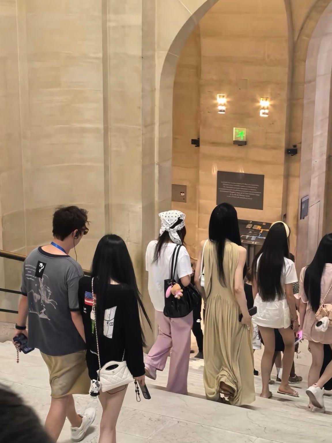 王思聪法国出行，1男带6女

思聪算得上有钱版苟延残喘，有点女版萧亚轩那味儿，妥