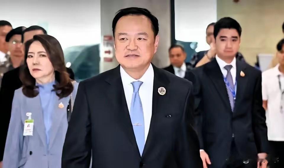 都说外交无戏言，看来是说对了，前总理佩通坦因泰柬领导人通话中夹带私人称呼被解除职