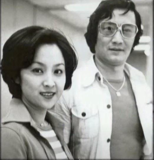 前妻甄珍回应谢贤去世前妻甄珍得知谢贤去世当场落泪 据港媒，谢贤第一任妻子甄珍得知