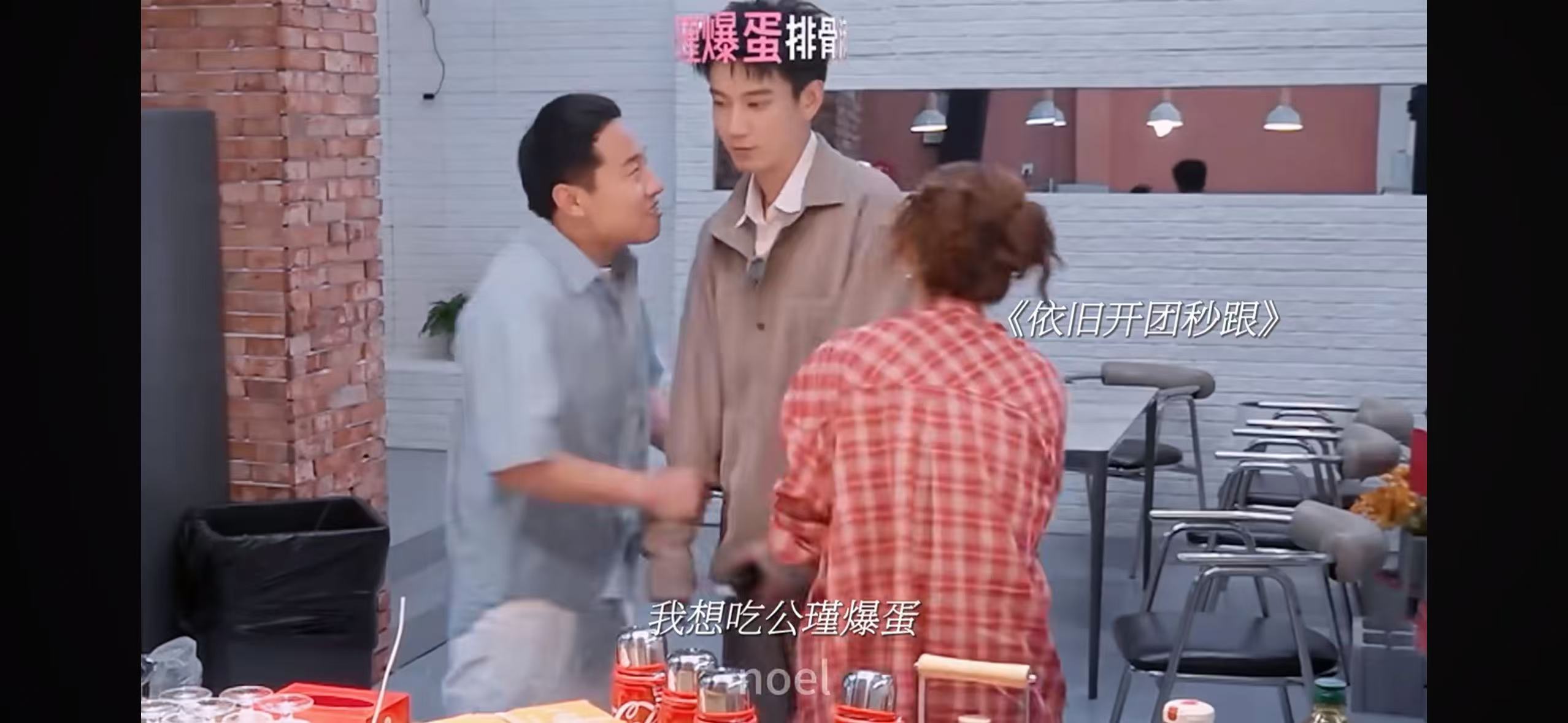 王子奇哥哥是一种天赋徐志胜徐若晗分别拉住王子奇手臂，满心期待美食投喂，王子奇温柔