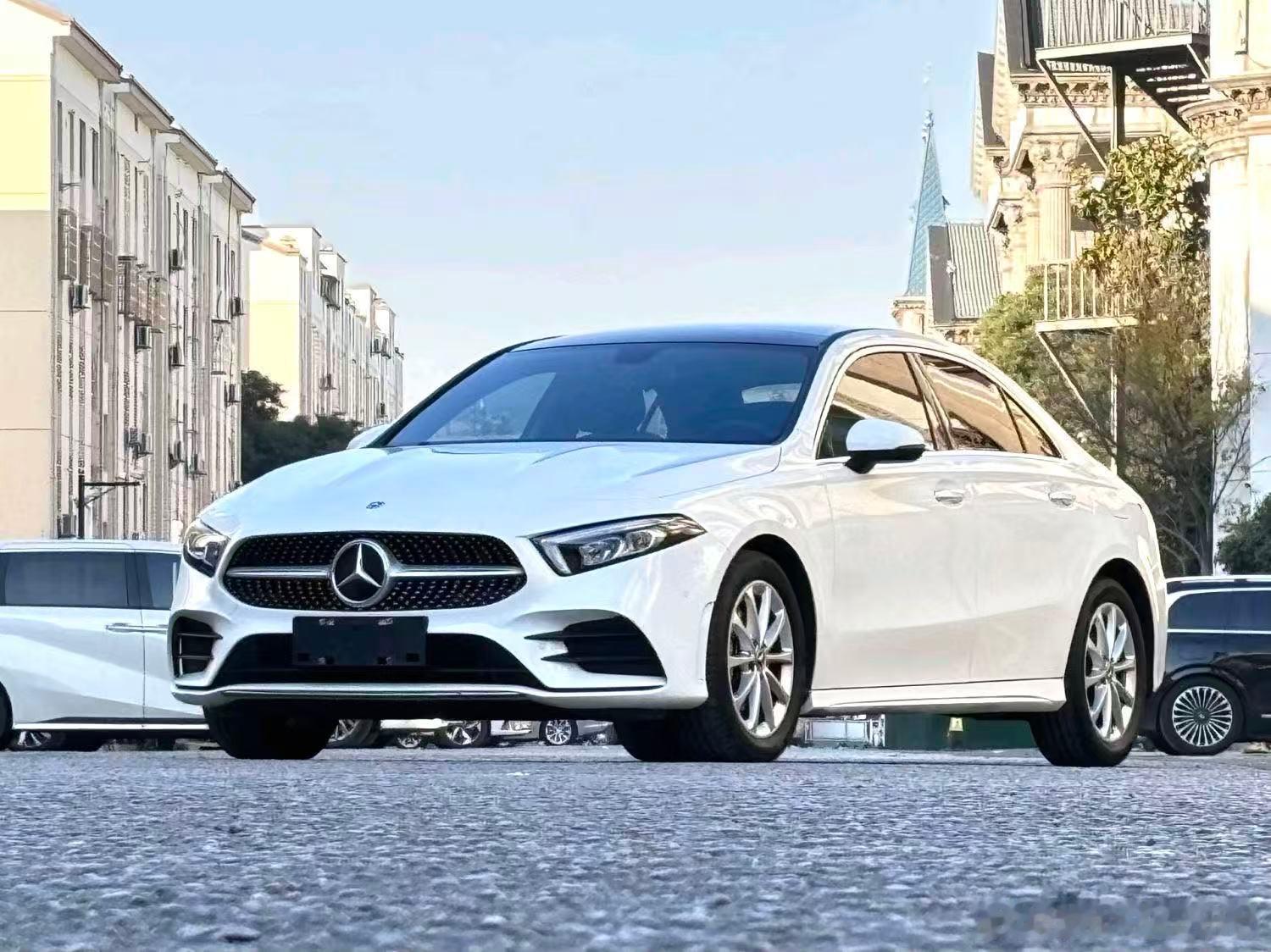 2021年上牌奔驰A级A200L，本地女士一手车，0过户，实表3万公里，原版原漆