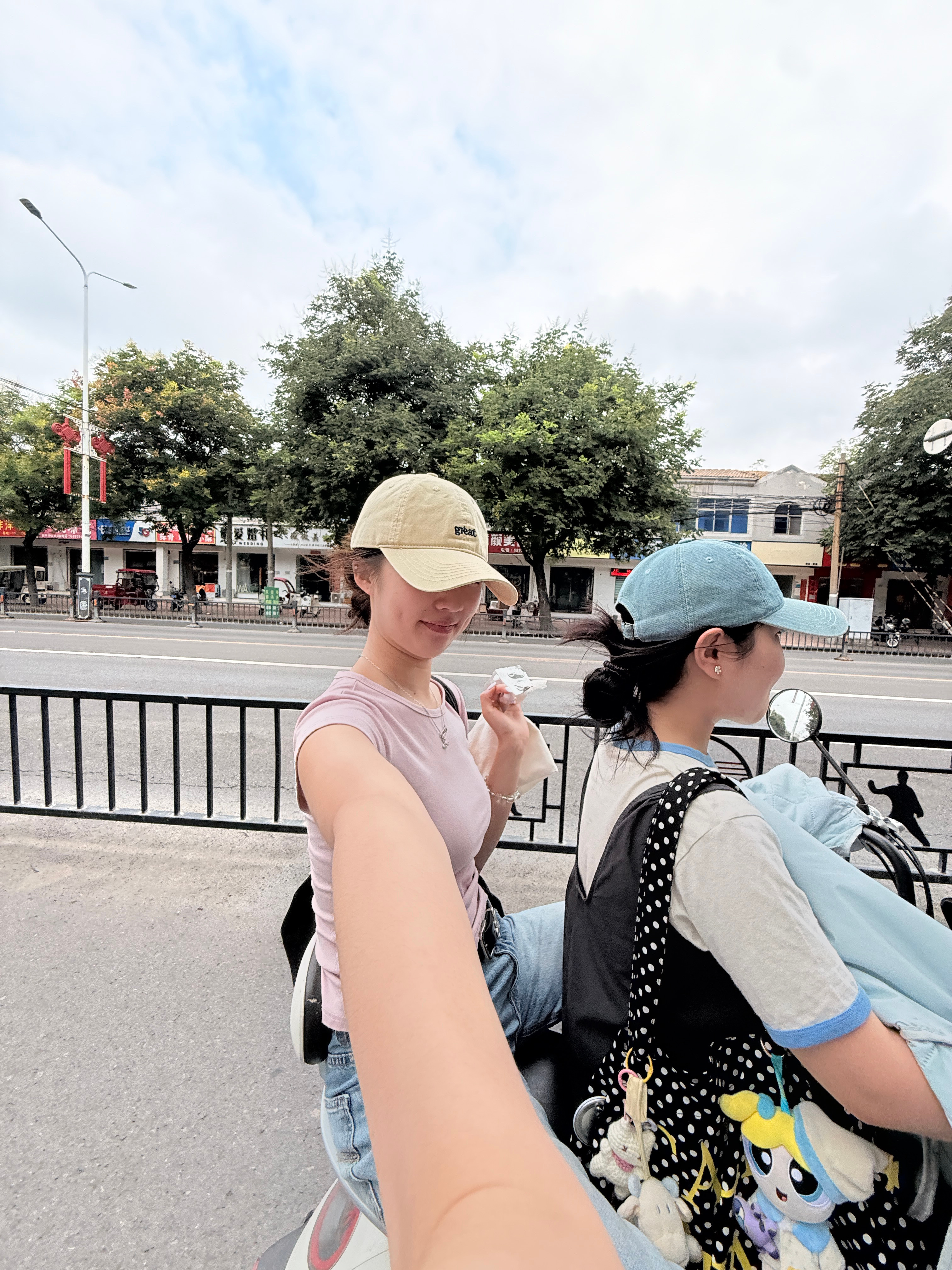 没来例假的时候盼着它 来了又把不得快点结束带着止疼药出门 