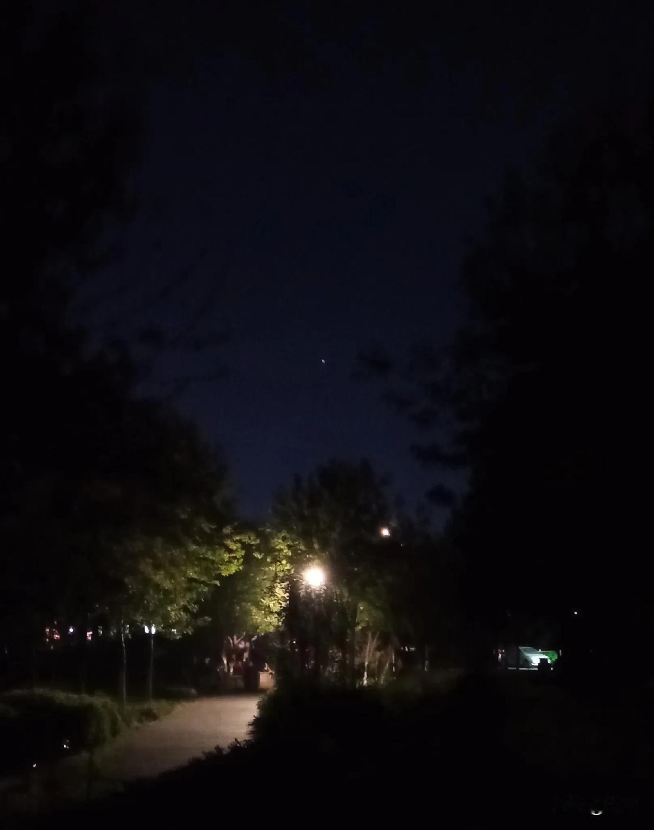 我老公刚刚抽屉找东西，他翻到了我和初恋的一张合影照片，我一直藏在我的一个小笔记本