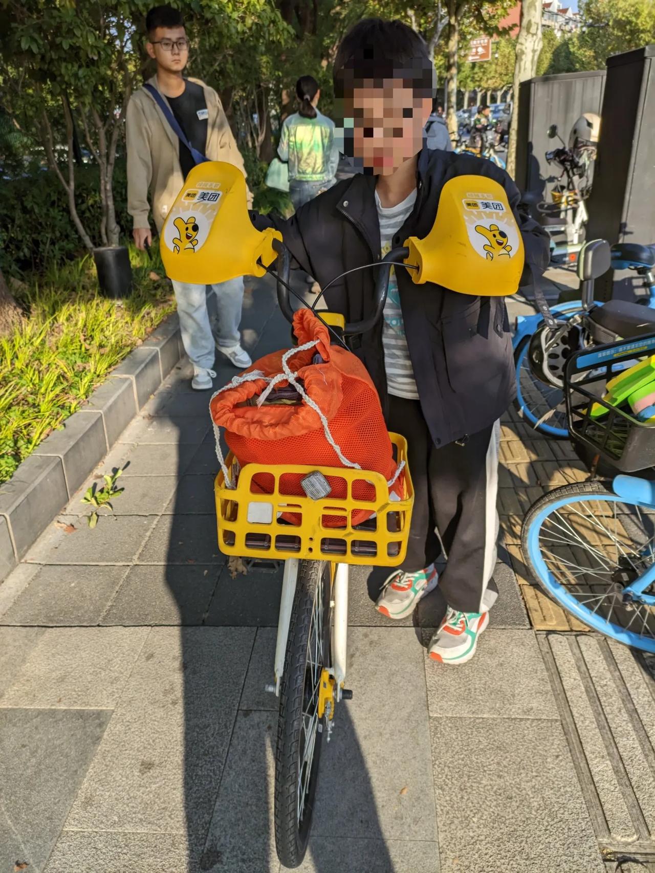 这美团新车是不是像戴着手套的袋鼠了