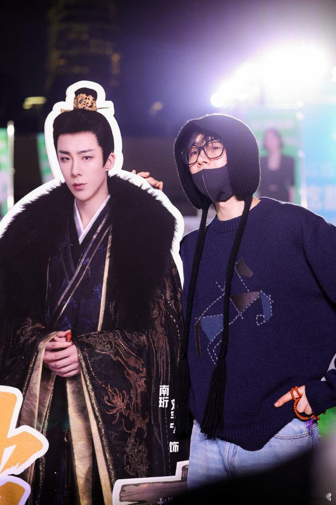 刘宇宁打卡尖叫之夜破亿角色立牌尖叫之夜直击！刘宇宁一到场就冲南珩破亿立牌打卡，歪