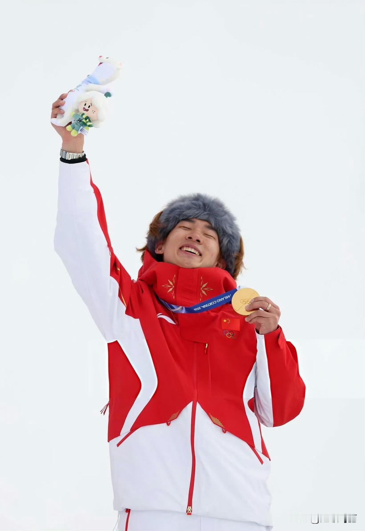 哈哈哈，这俩一个人你敢信[奸笑] ​​​
小伙子太过传奇，时隔四年又翻出来了哈哈