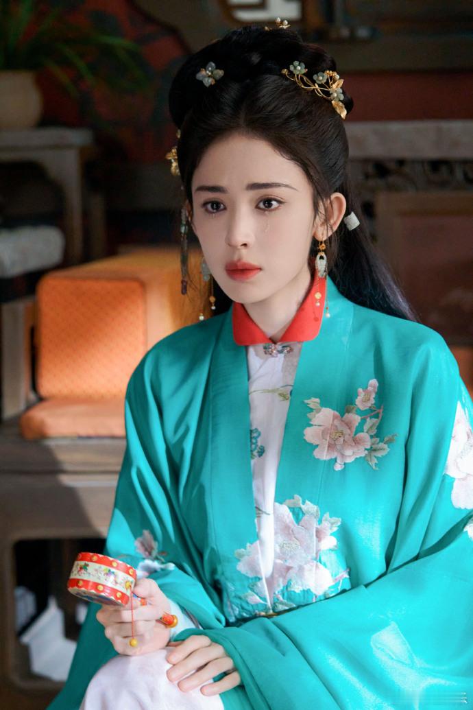 荣善宝眼里有小珍珠娜扎荣善宝青衣造型  娜扎玉茗茶骨轻易造型剧照九宫格，谁懂荣善