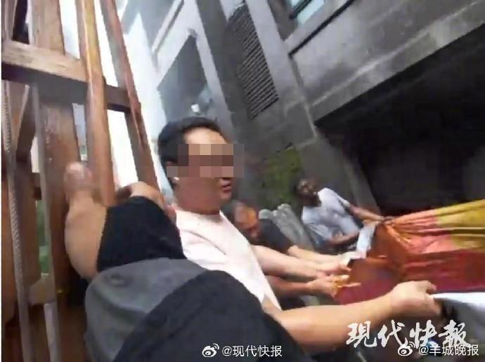 #连云港消防回应火灾母女坠楼#【#连云港当地还原救援过程# 】7月27日，连云港