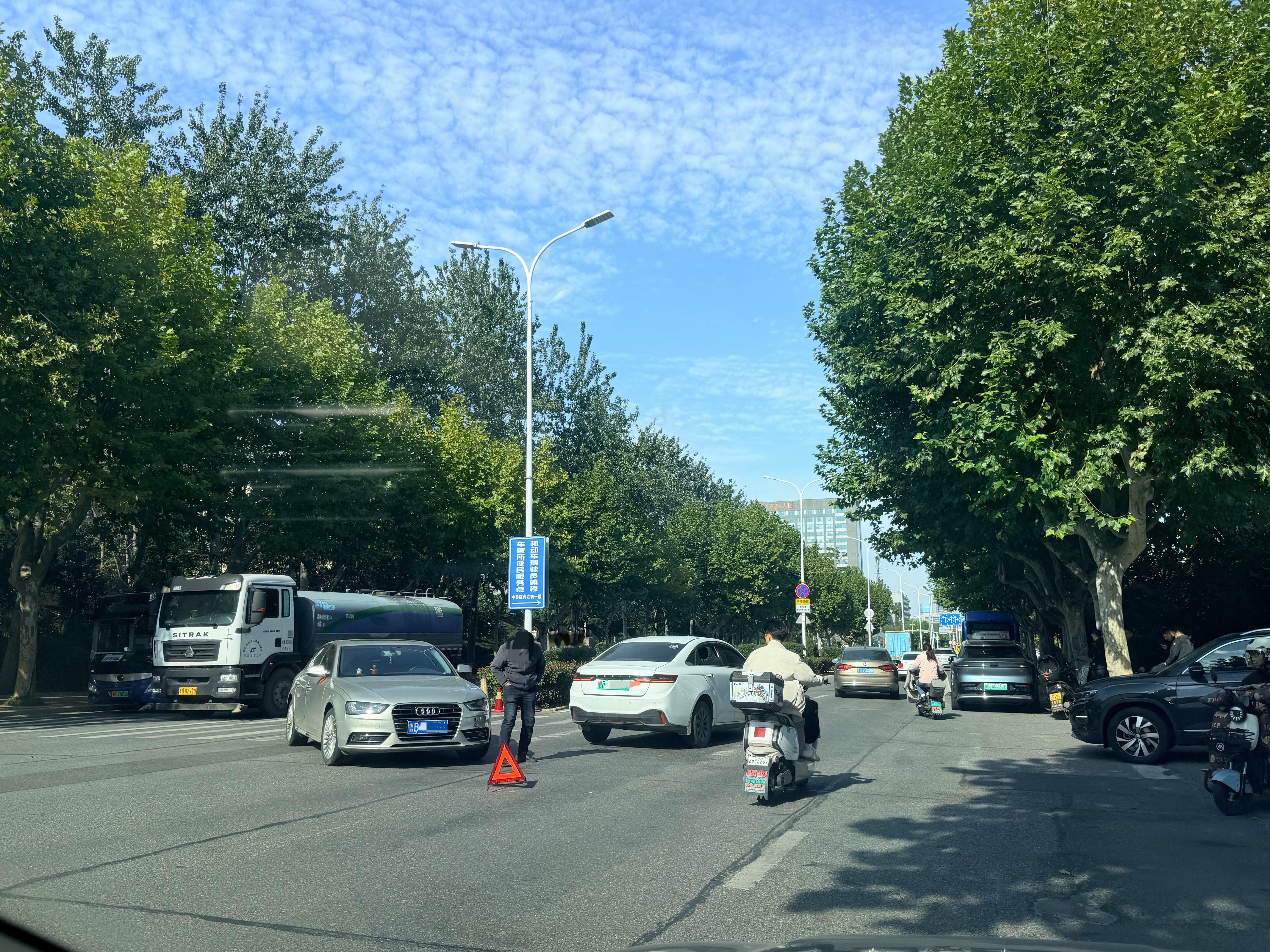 这大好天出个小事故估计心里都不好受吧？为什么就不能相互让一下呢？唉……还是在学校