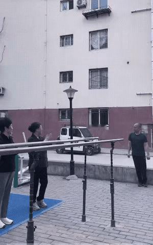 这位老帅哥表演双杠就像是孔雀开屏一样，只是岁月不饶人，有心无力啊！亲爱的友友们，