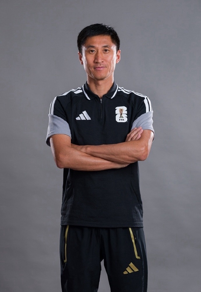 【历史性突破！马宁定妆照出炉，中国裁判组出征2026美加墨世界杯，马宁将首次以主
