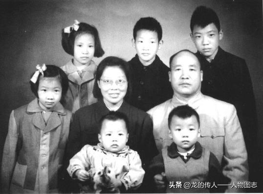 50年代，李达、张乃一夫妇与孩子们合影。后排右起:健民(唯实)、仲民、李晖(秋秋