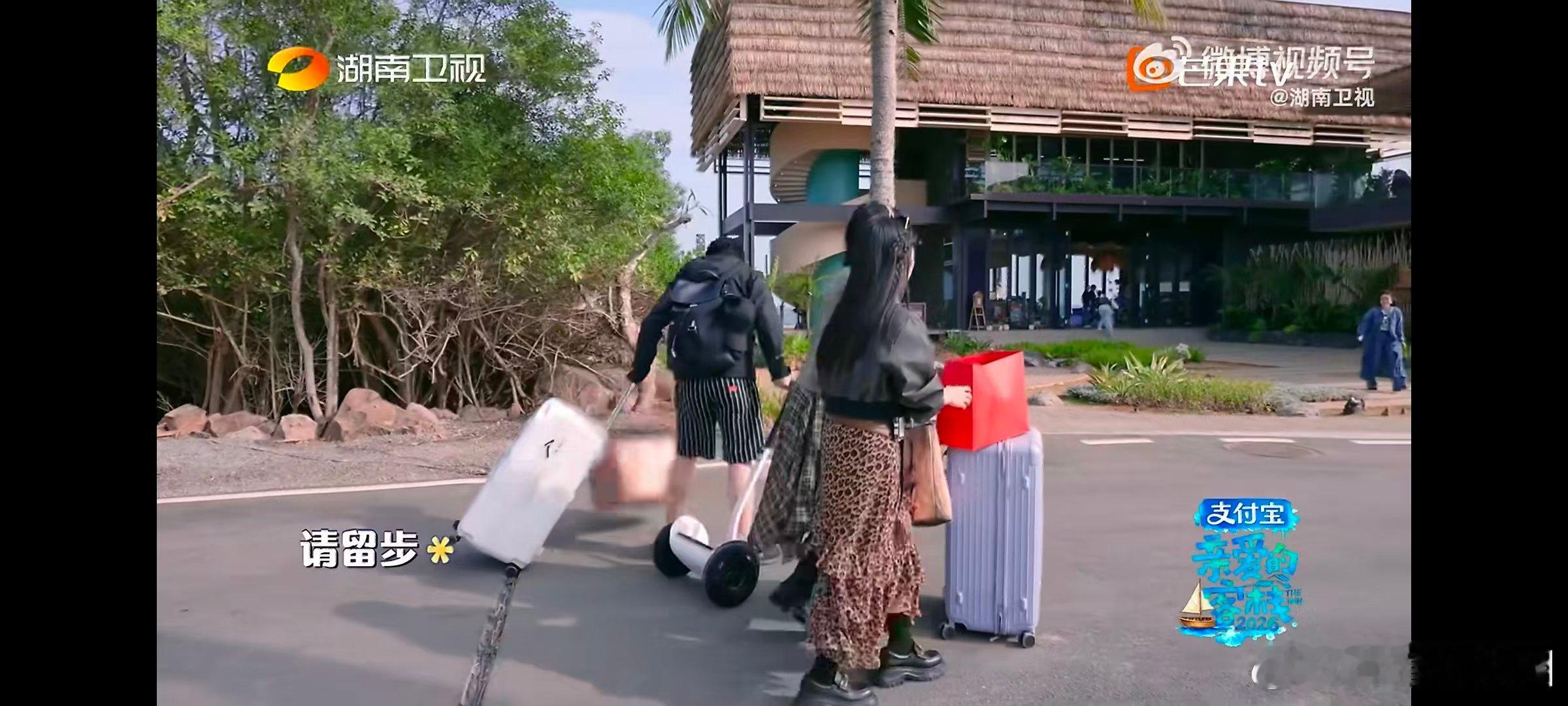 黄灿灿在每个综艺留下个笑点就跑了亲爱的客栈不愧是综艺显眼包黄灿灿，热心帮搬行李手