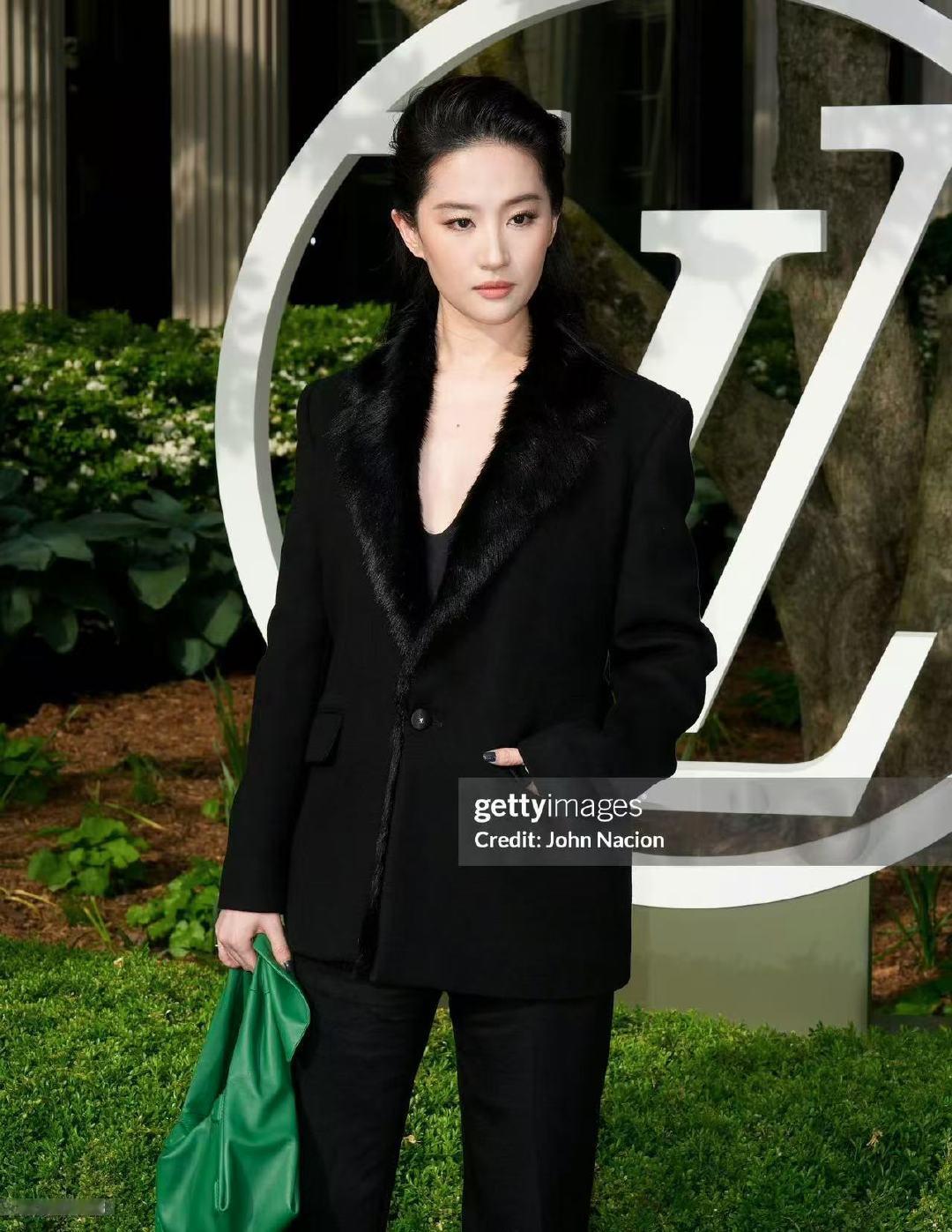 刘亦菲纽约大秀G社出图刘亦菲纽约大秀G社生图女王给我帅没了