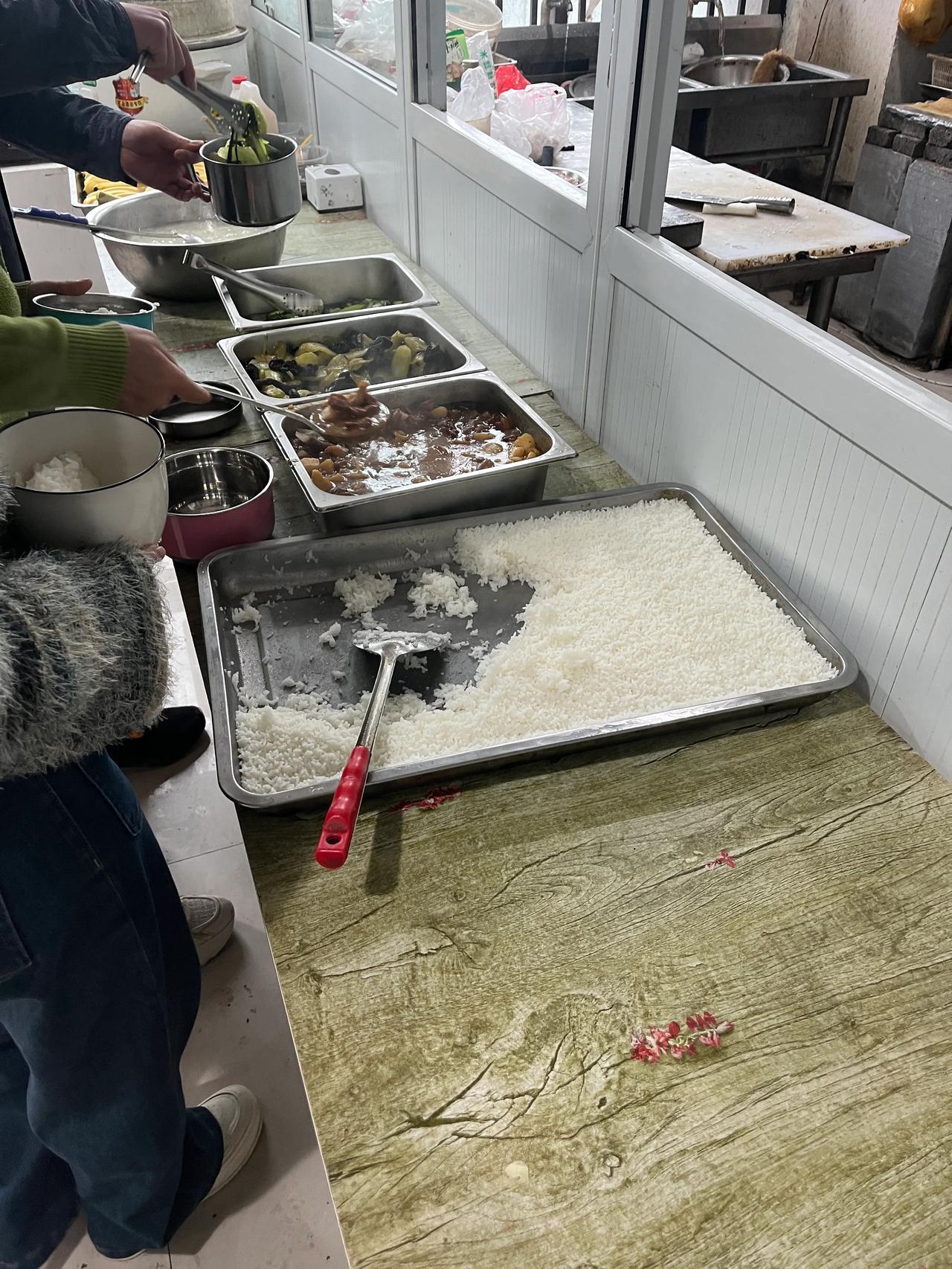 公司食堂的饭菜，四菜一汤，味道一般，厨师经常换，但是味道依旧没有提上来，懂得都懂