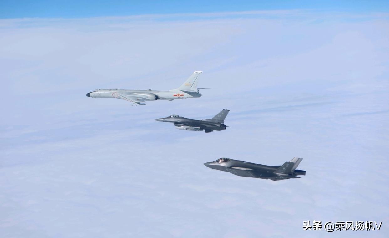 6月27日，中俄两国空军在日本海、东海、太平洋西部空域组织实施了第11次联合空中