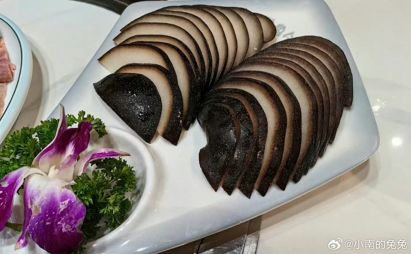 理清东北冻梨的由来不难发现，它是老一辈生活智慧的结晶，农户秋收后梨子产量太高，常