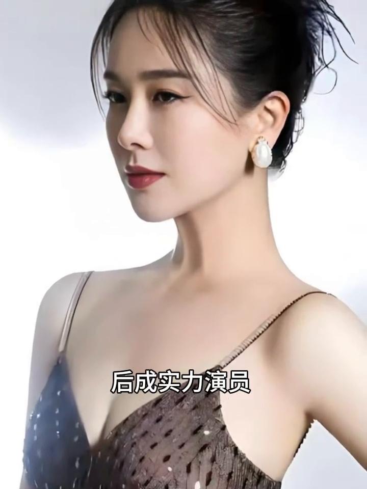 岁月不败美人，47岁的她曾是体操健将，后成实力演员，气质浑然天成。静立不语便觉学