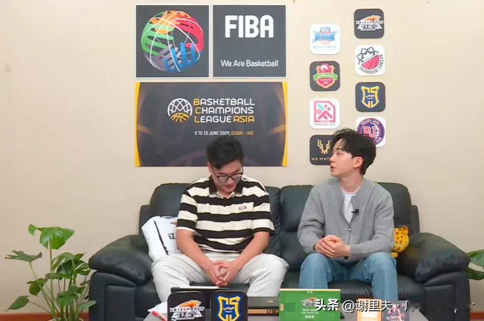 篮球亚冠官方直播间太寒酸，信号也是断断续续，一场40分钟比赛下来，有15分钟是解