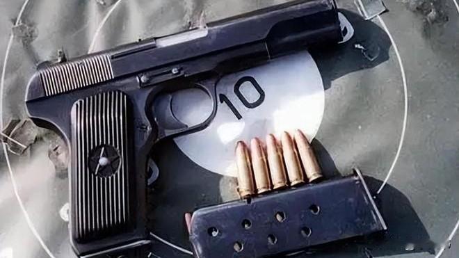 师部54式手枪射击大赛！60发钢壳弹50米半身靶，我从慌神到为直属队夺银。 
