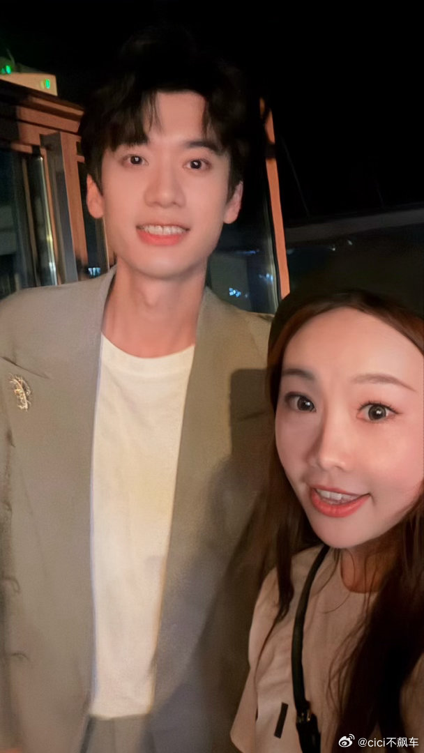 get庞博的合影！本人也太帅了！一直抢不到票去看庞博的脱口秀，今天在奔驰纯电GL