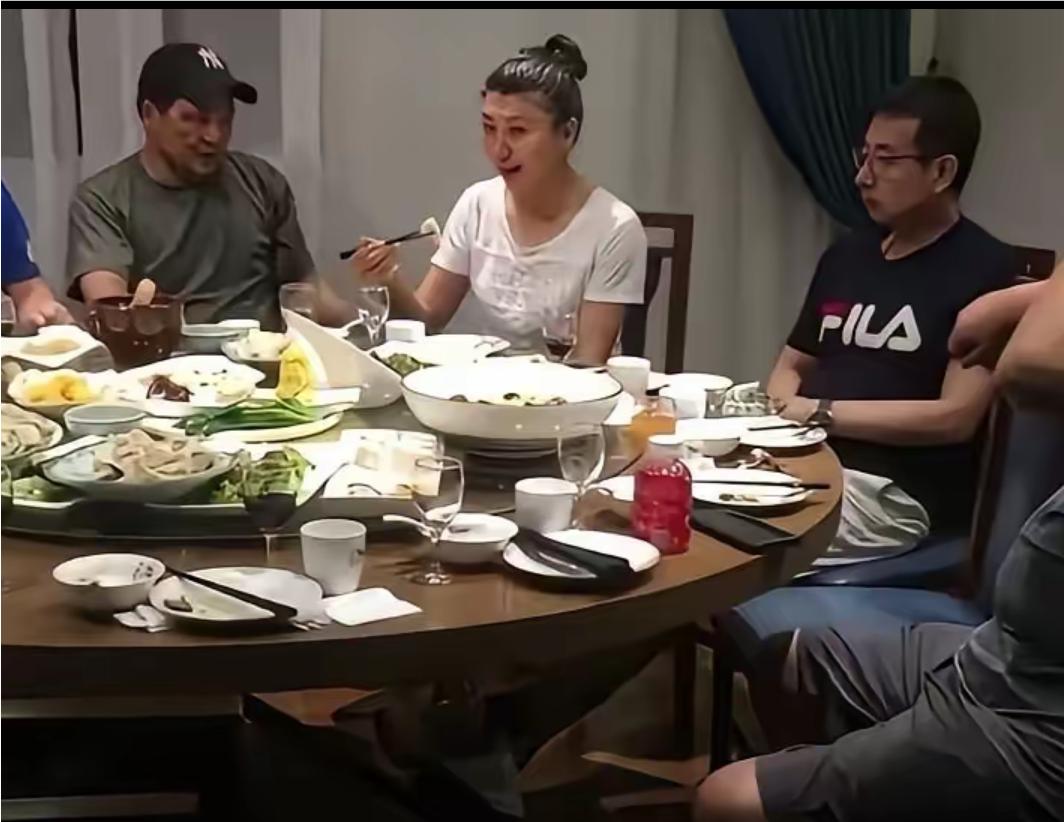 闫学晶心态够稳的，前几天闹得沸沸扬扬，现在心情大好，和朋友聚餐，一点也看不出她的