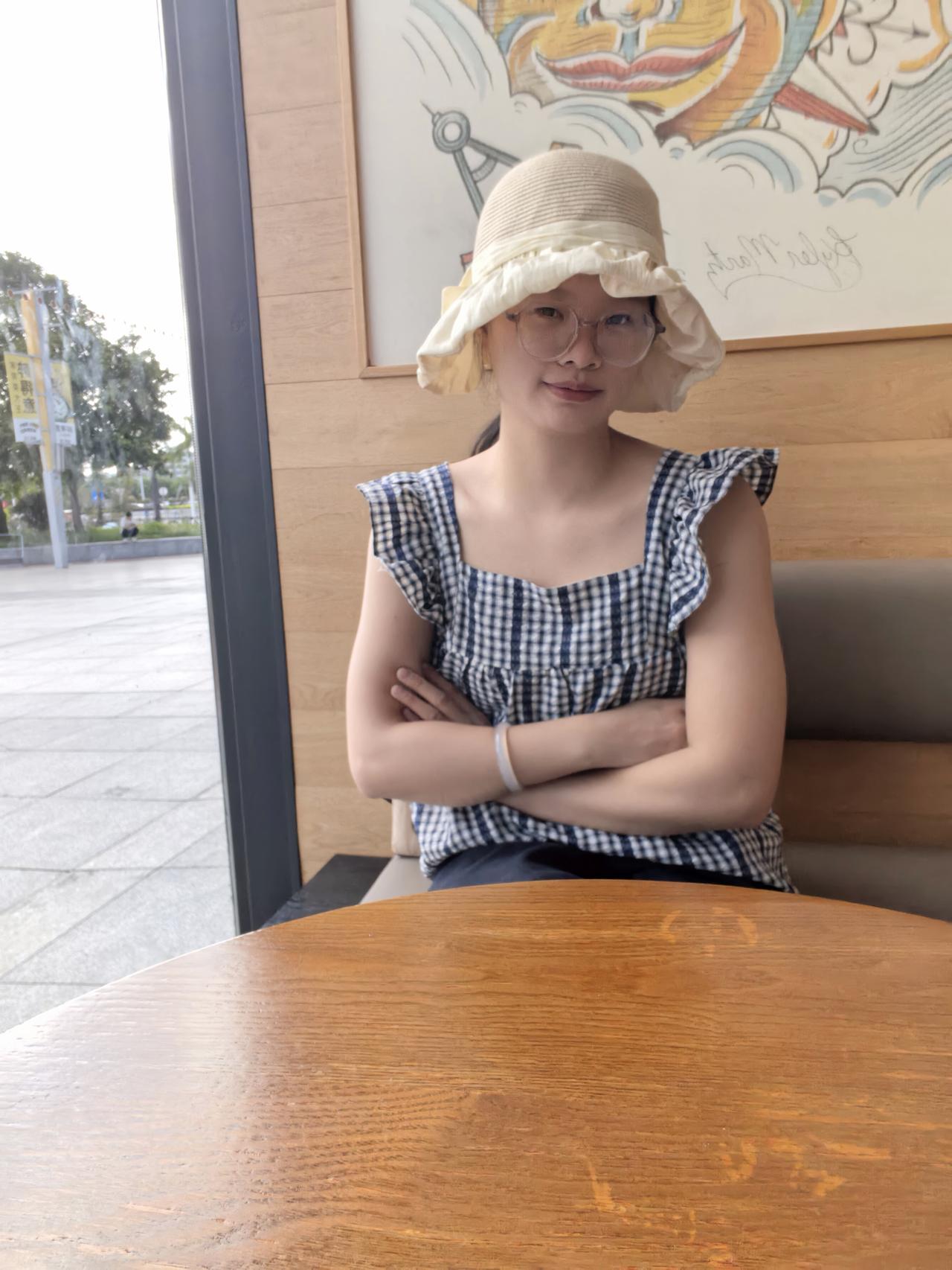 翻看相册才发现自己放纵了。
这是2025年七八月份的照片，那时候我才九十多斤，穿