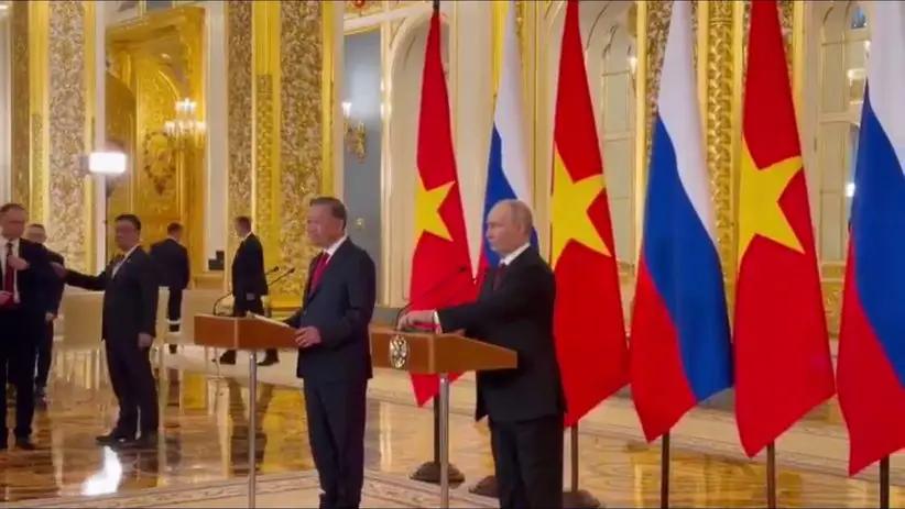 越南领导人带着国防部长和外交部长飞了一万多公里，先去莫斯科见普京，又飞到巴黎找马