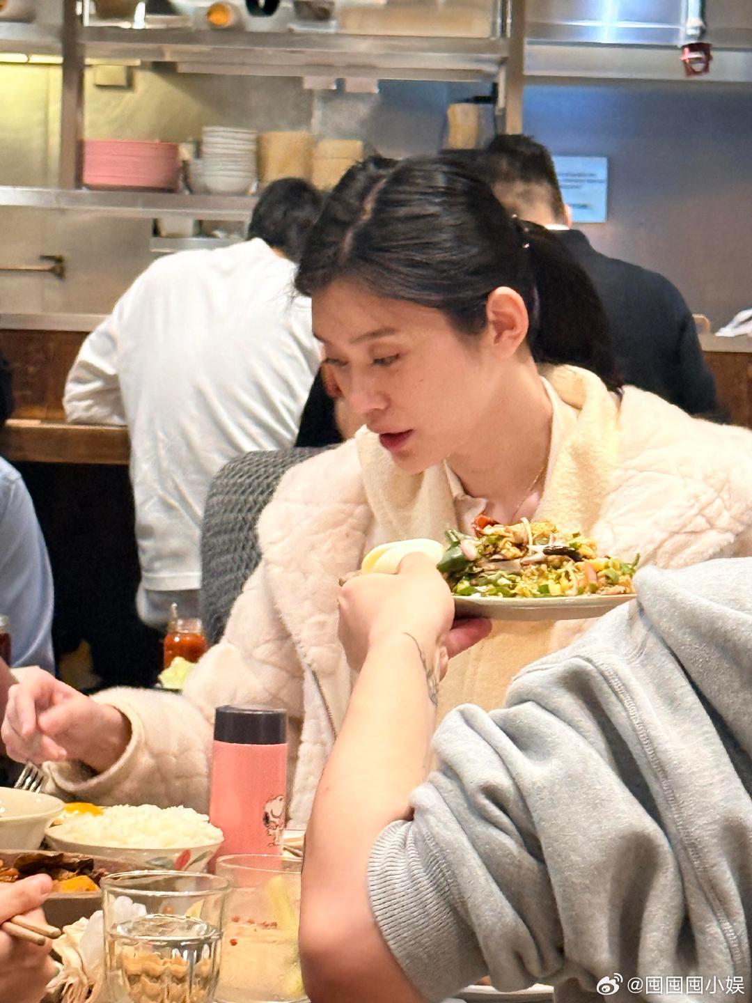 香港餐厅偶遇奚梦瑶网友在香港餐厅偶遇奚梦瑶，她婚后状态太好了。香港偶遇奚梦瑶吃饭