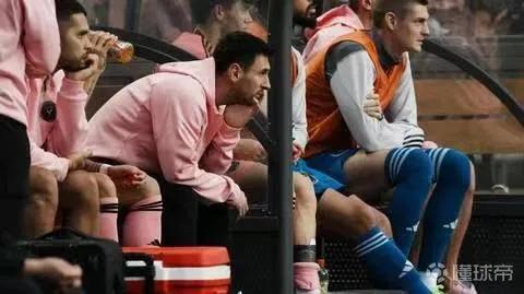 梅西现在陷入了两难的境地。
如果在日本也没上场，则把日本球迷也得罪了，但是会有不