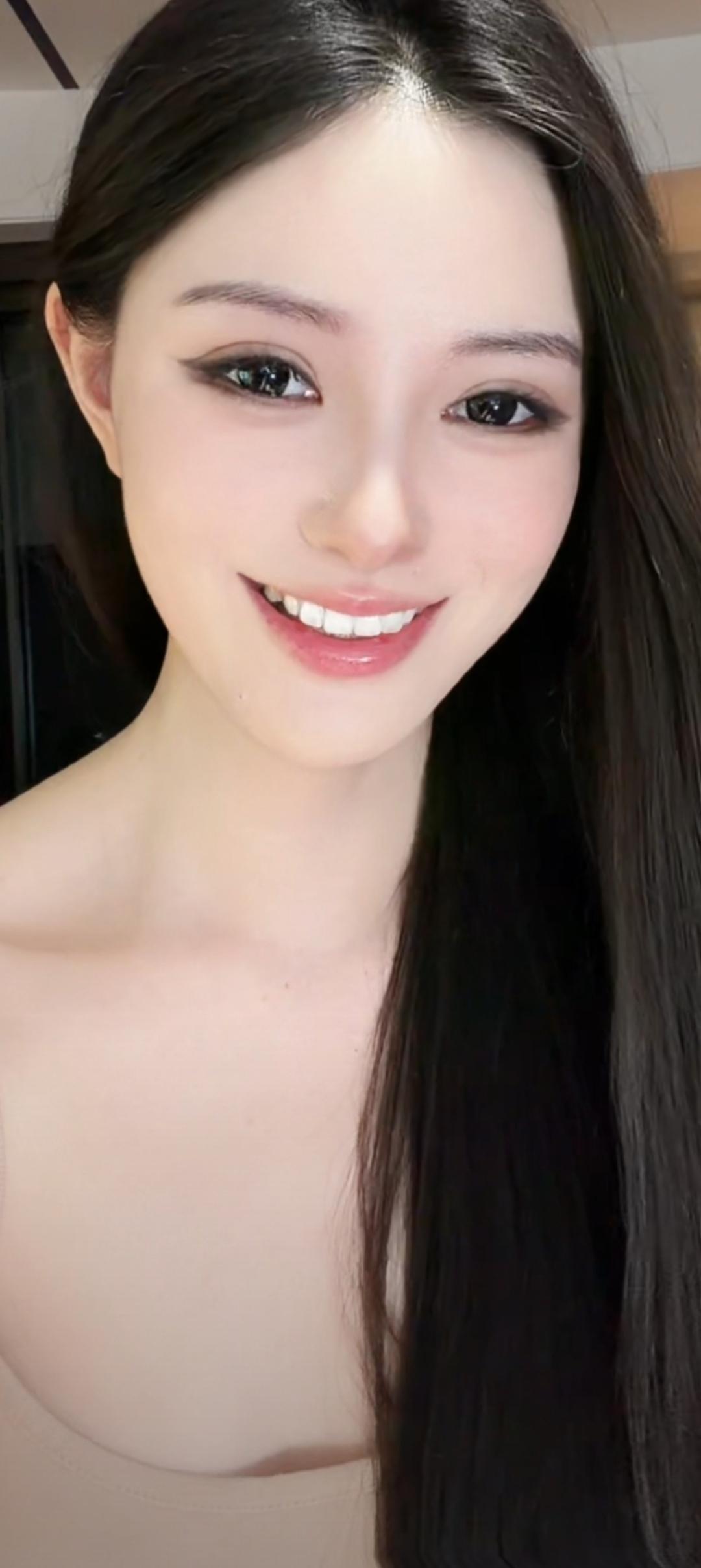 这位小姐姐笑容好甜啊！