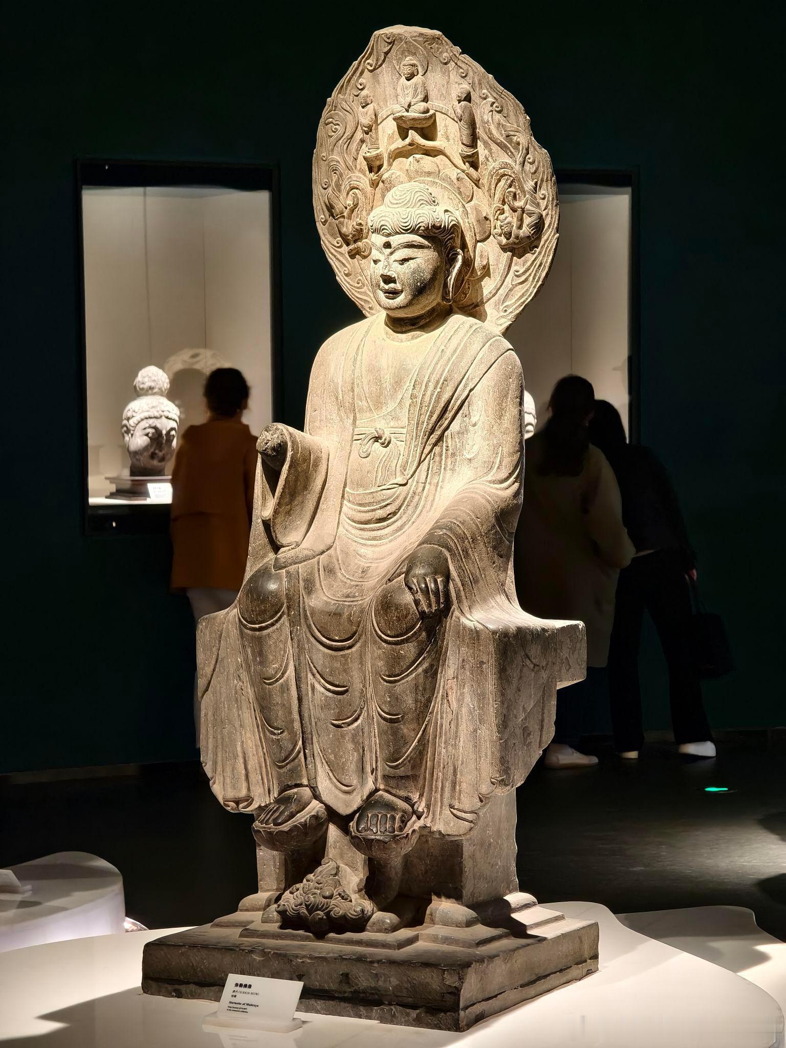 【唐代弥勒佛石造像】这是一尊唐代石雕弥勒佛像，佛像面相丰腴圆润，神态温婉祥和，头