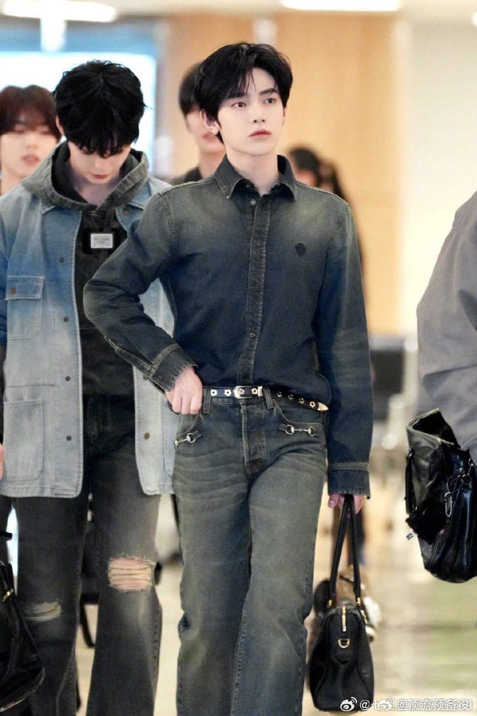 章昊机场回国路透 好清爽的少年感呀 男人最好的年华吧！ 