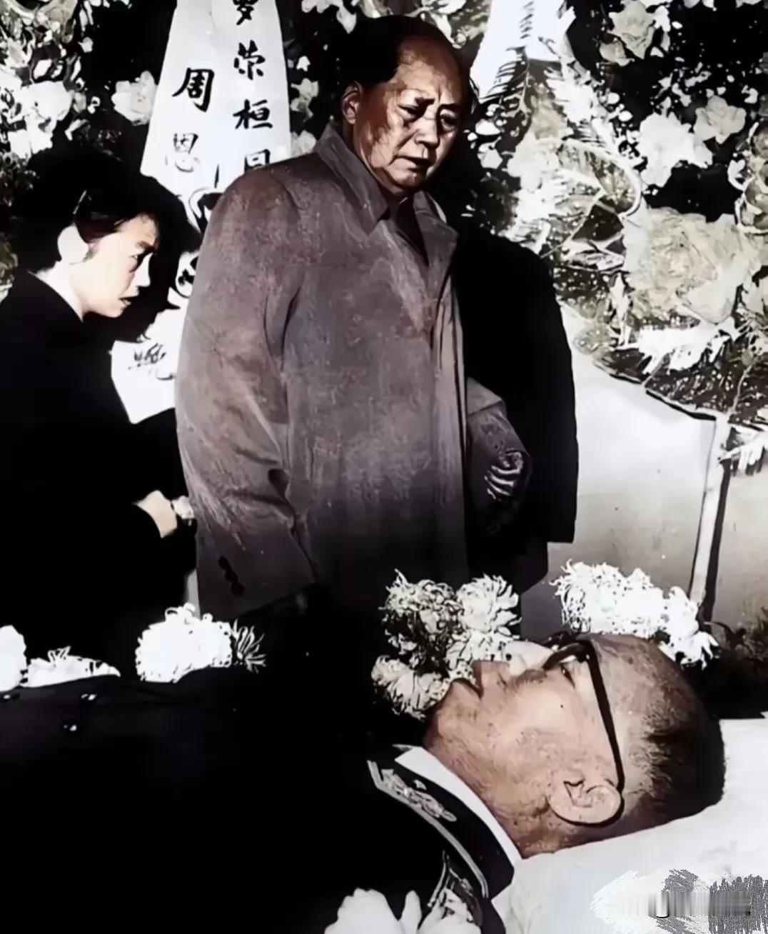 这是一张弥足珍贵的照片，1963年12月19日，在罗帅的追悼会现场，伟人看着曾经