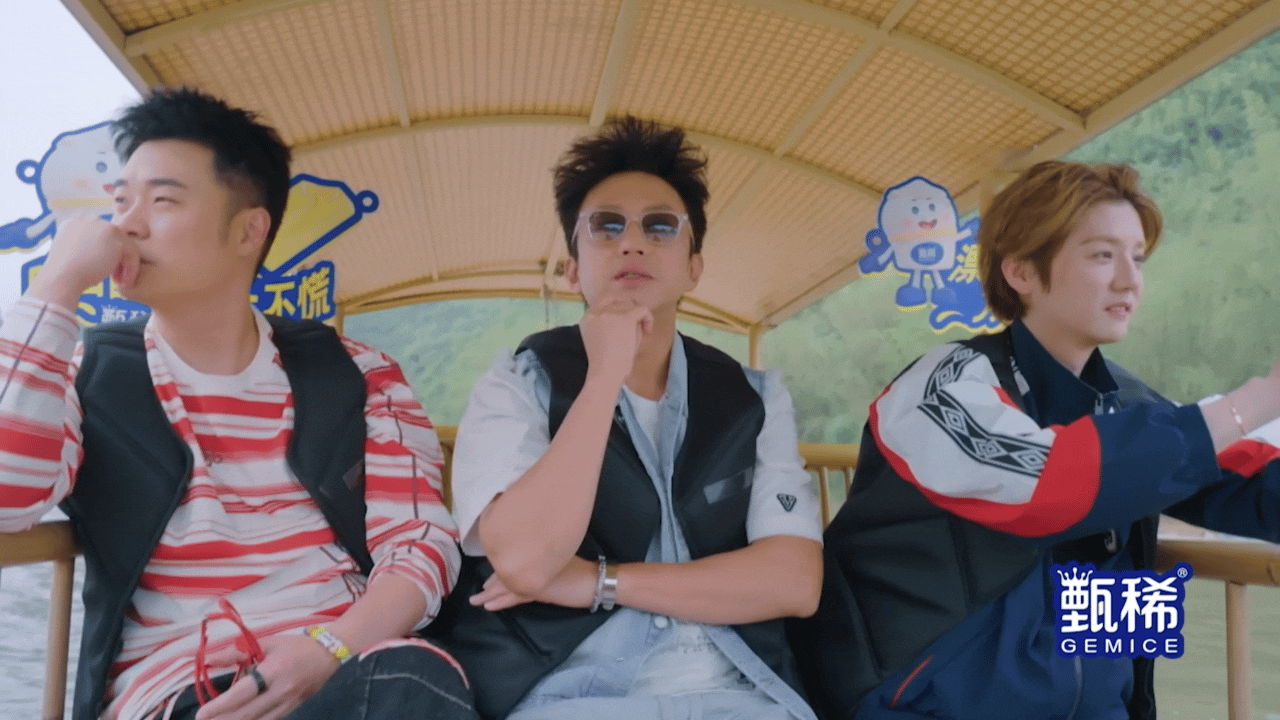 鹿晗一个动作暴露年龄鹿晗一个动作超级加辈哈哈哈哈哈鹿晗拍景区的标准动作：手机举远