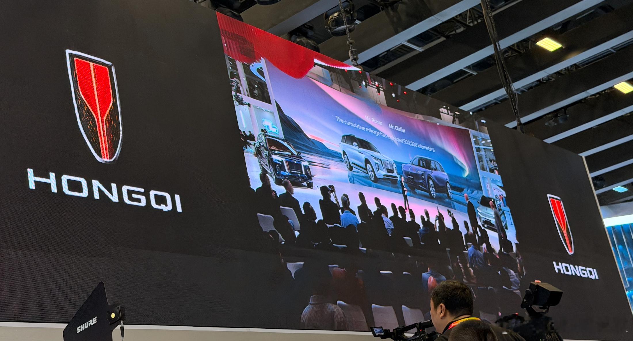 如果只用一张照片来证明今年的北京车展已经是“国际化”的了，那恐怕就是这张了。国车