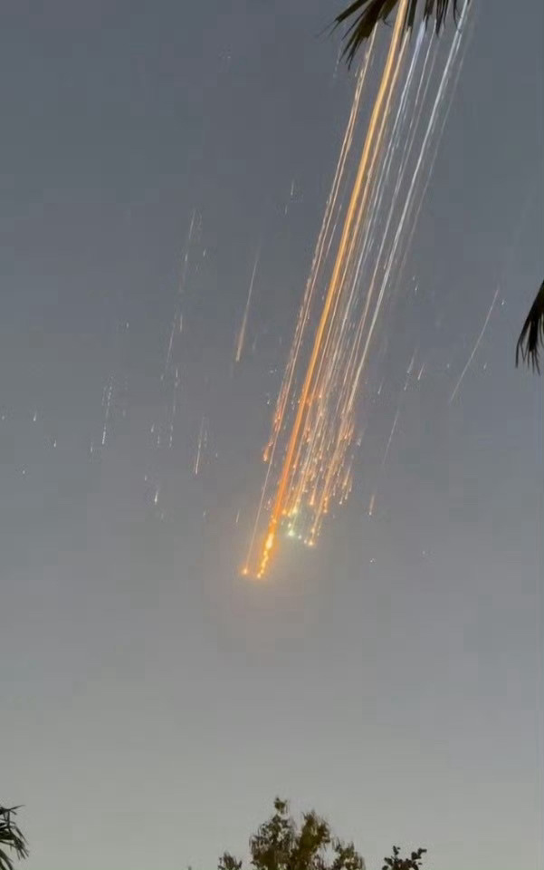 美国星舰飞船失联美帝大号大呲花，飞入寻常百姓家～（图一上次的，图二这次的） ​​