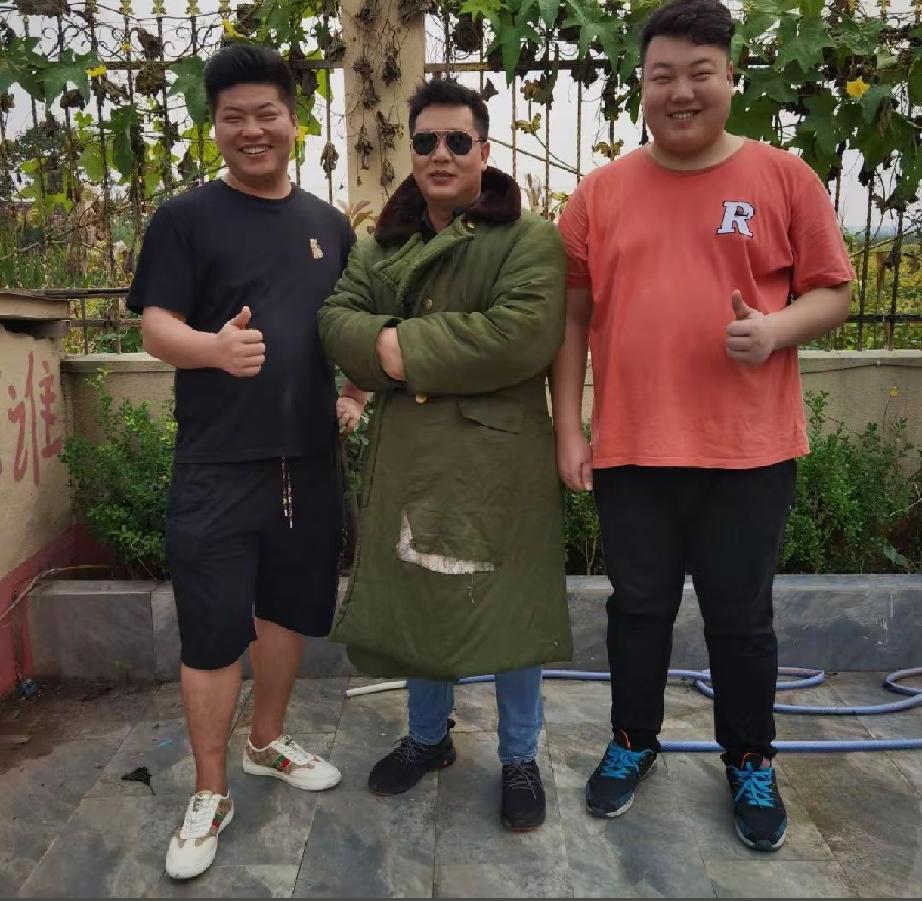 原来张大炮和游三、晋老三是同时期的网络红人。如今，游三不断寻找新的突破点，从乡村