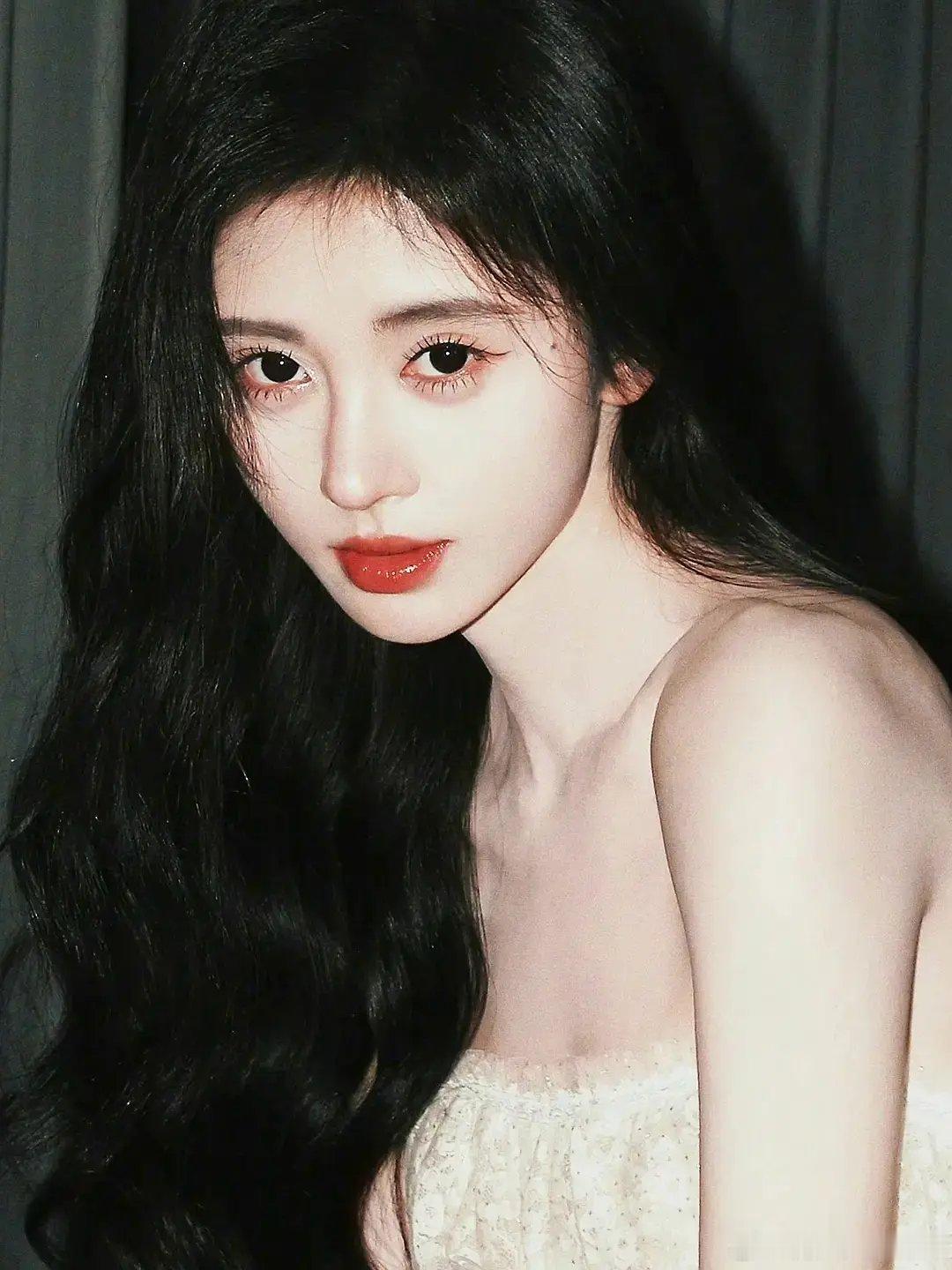 感觉鞠婧祎现在的某个角度看着蛮像张天爱的 ​​​