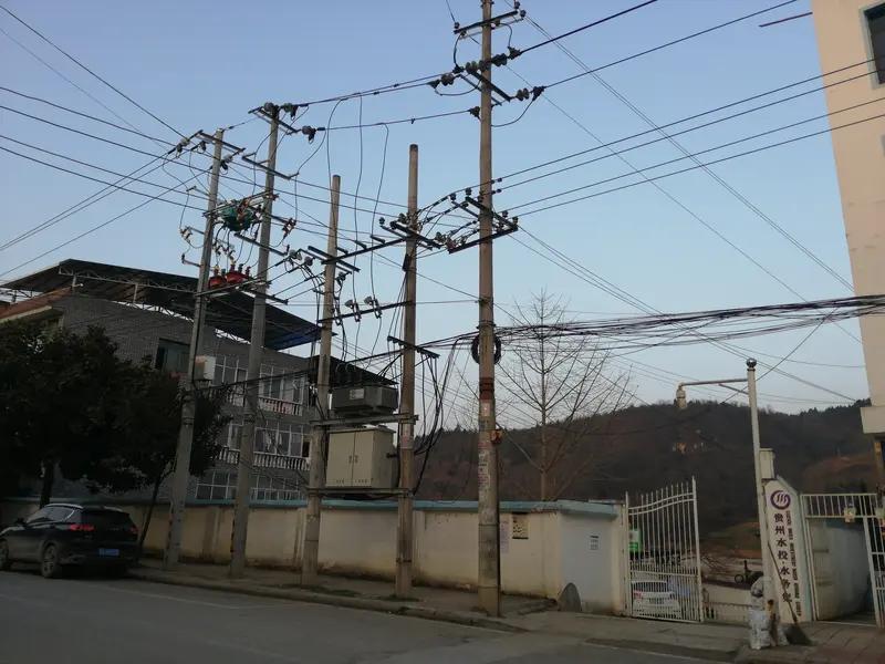 他是真厉害：从县电网公司到市电网公司。
考到了省电网。

电网本就是人人向往的。