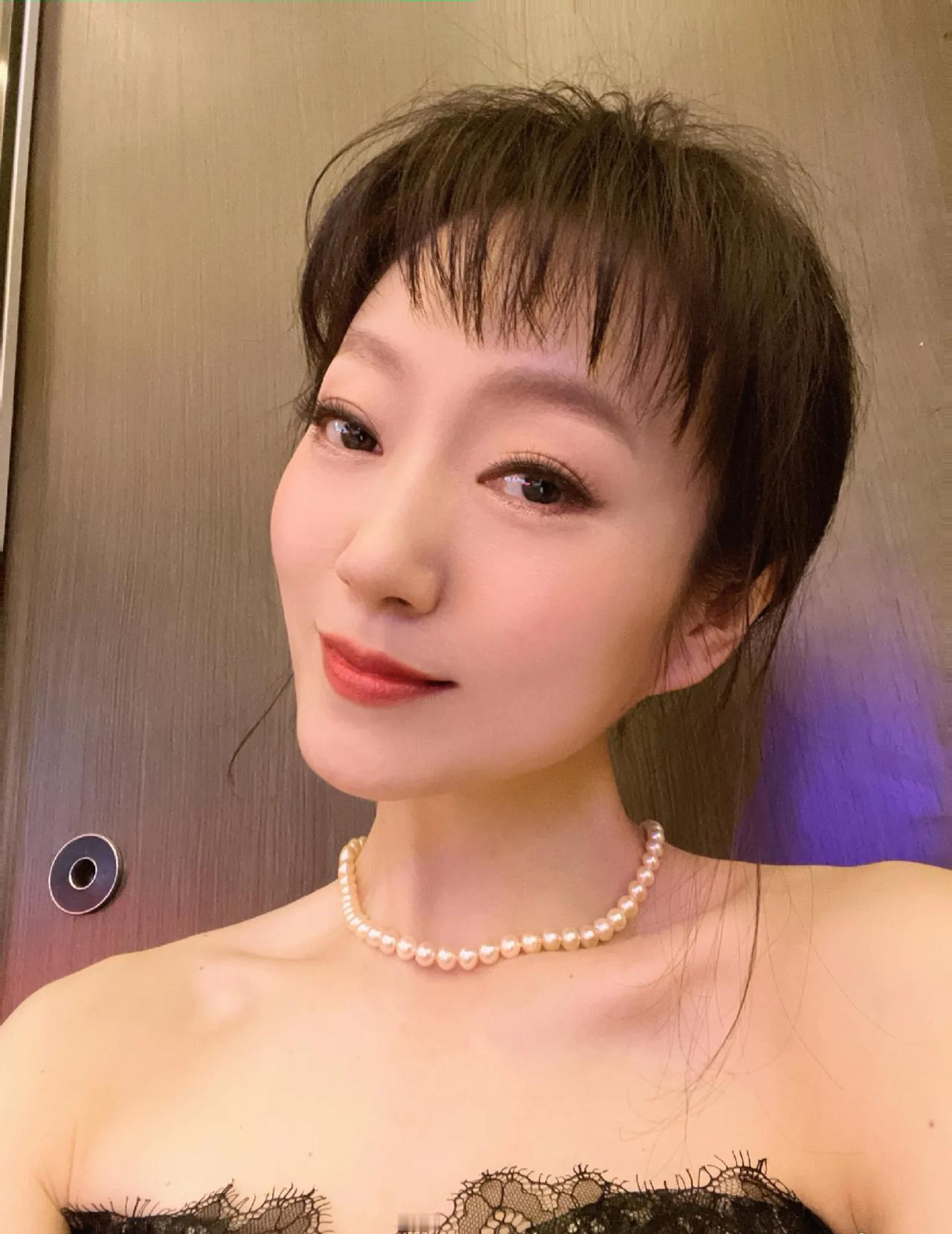 还记得娱乐节目主持人索妮吗？现在长这样。索妮，本名常索妮，毕业于浙江传媒学院，曾