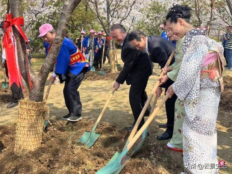 香港《明报》3月29日报道，中日关系持续紧张之际，江苏无锡一处被称为日本风情街的